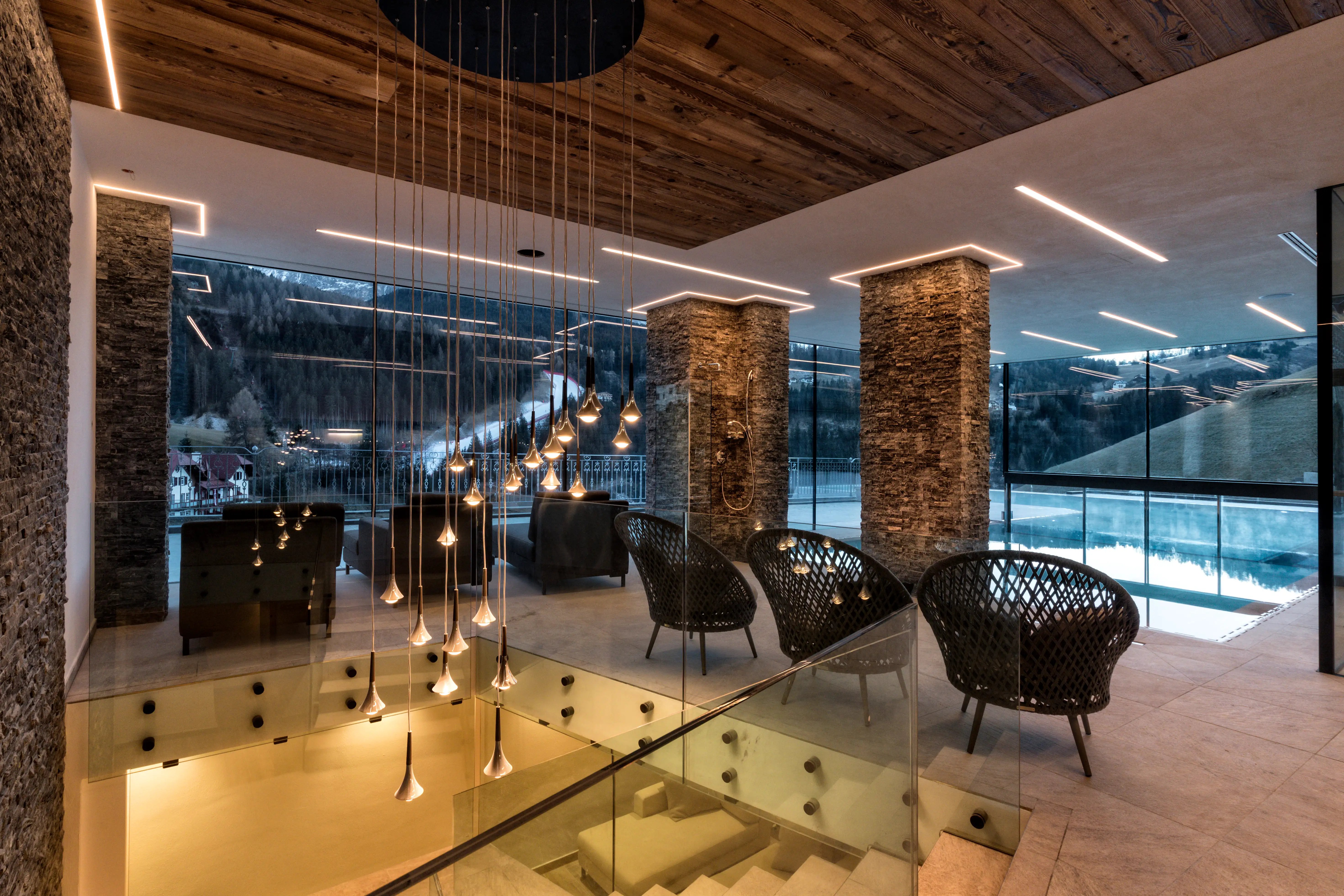 Lichtdurchflutetes Hallenbad mit Waldblick