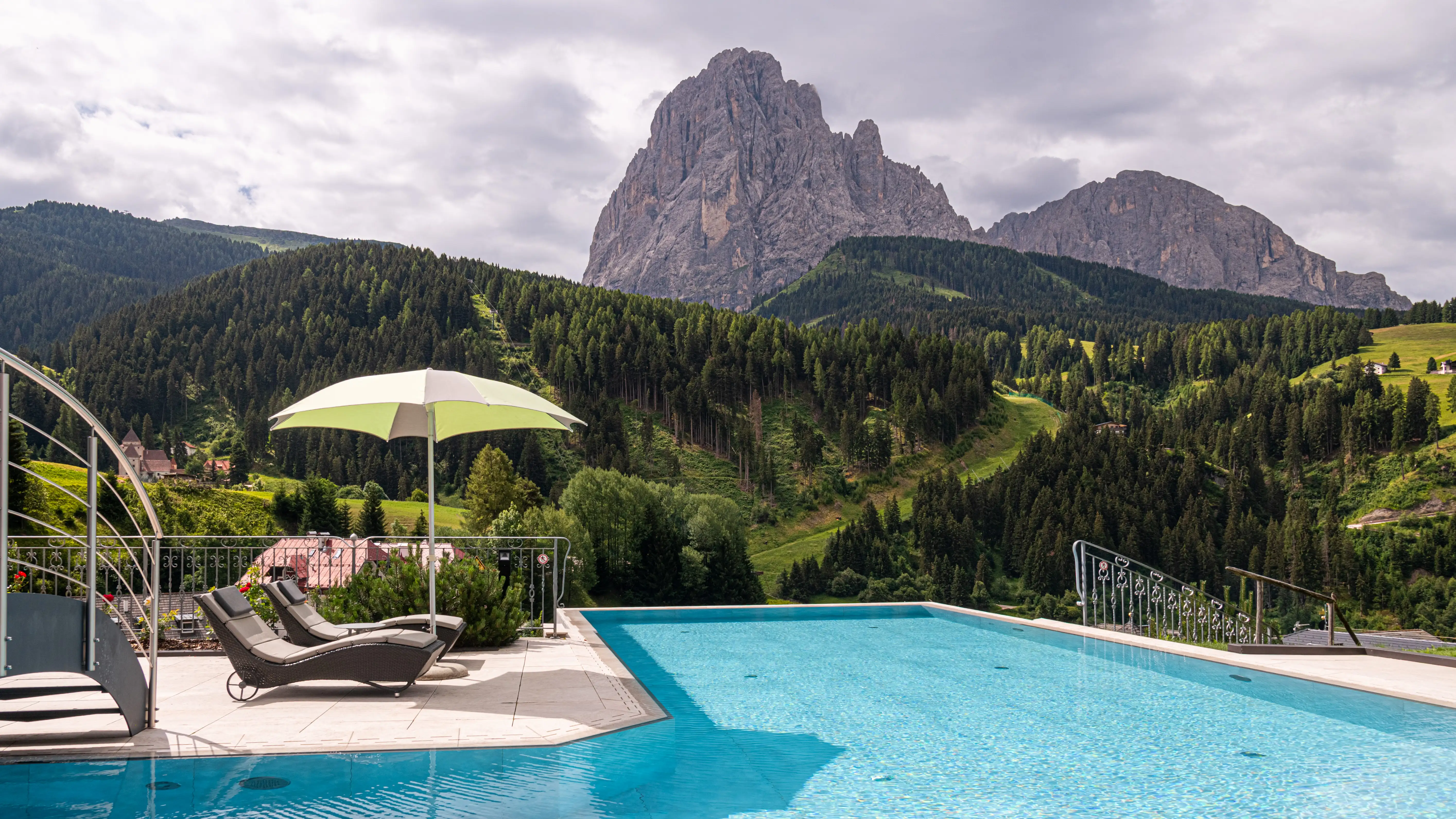 Infinity-Pool mit Blick auf den Langkofel