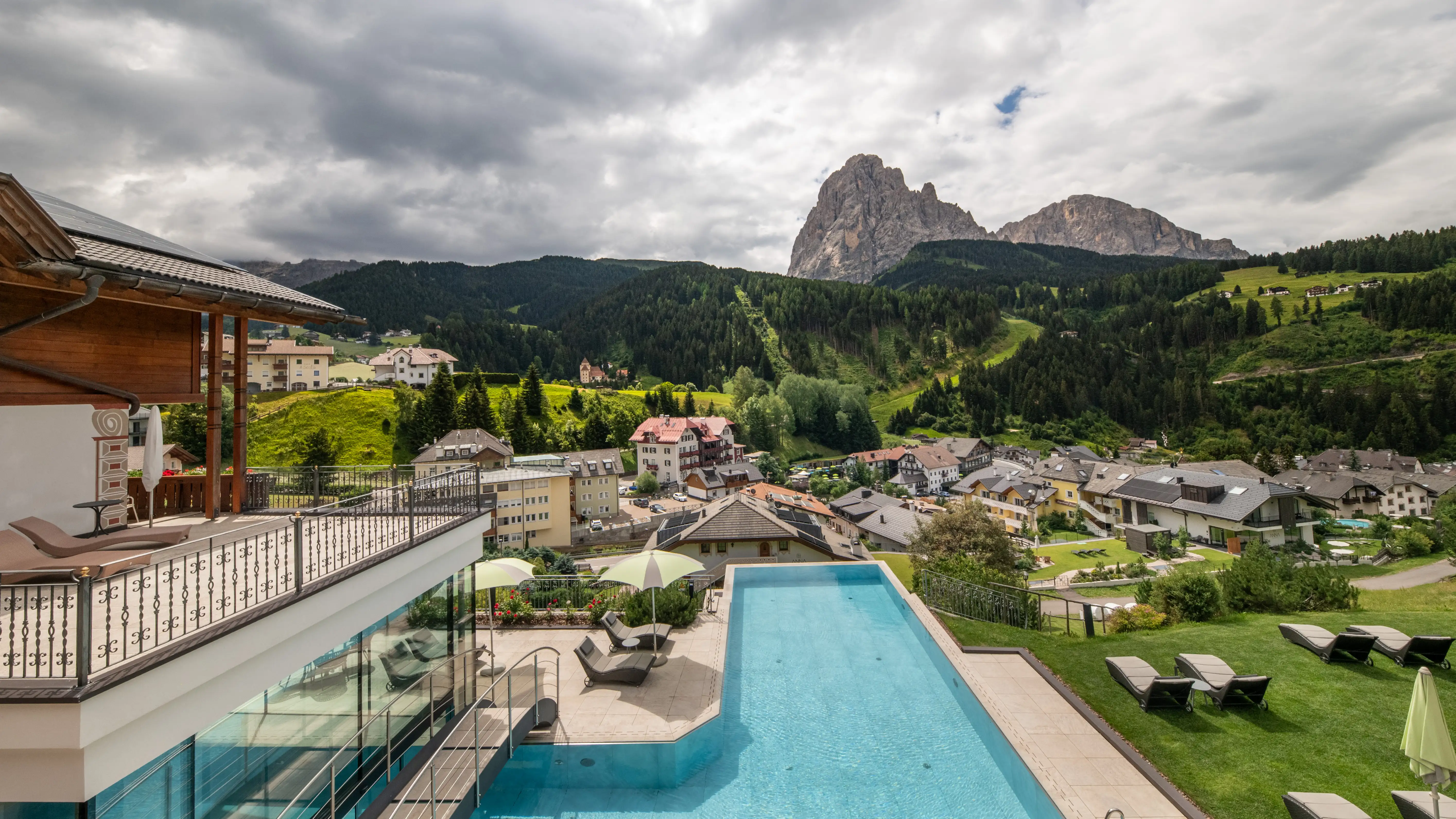 Einzigartige Panoramalage mit Infinity-Pool