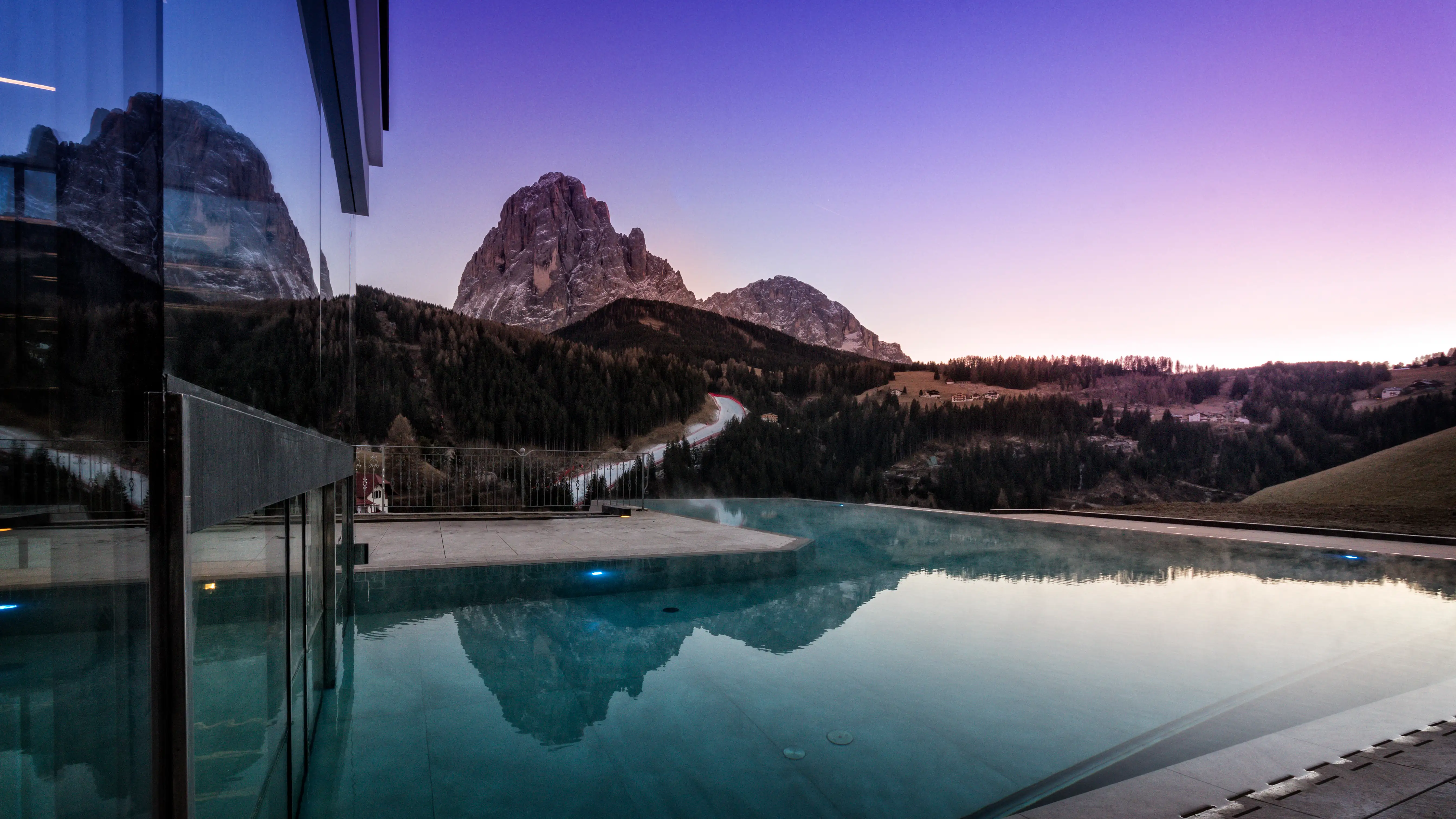 Magische Abendstimmung am beheizten Außenpool