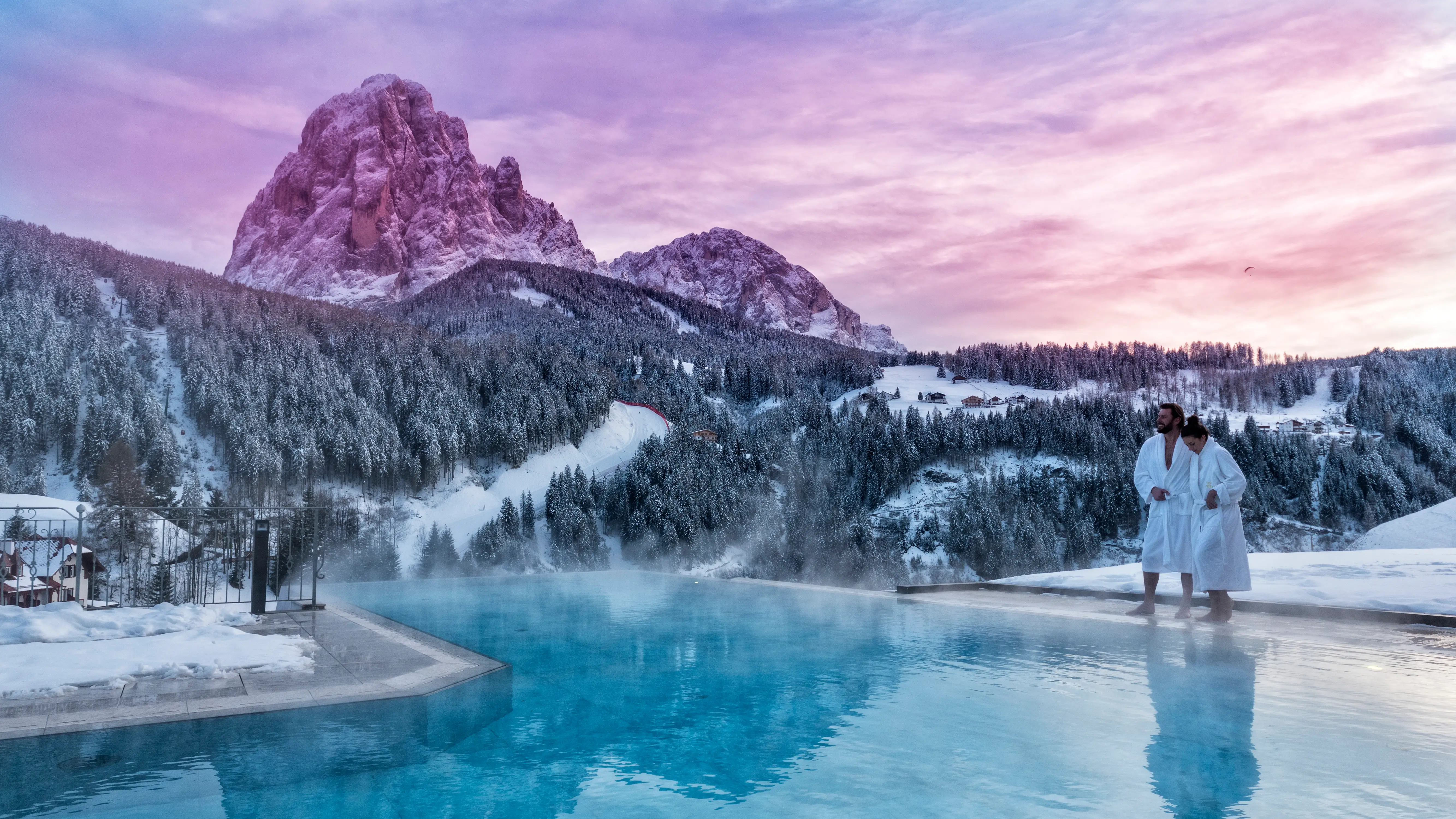 Verschneite Wasserwelt mit Outdoor-Pool